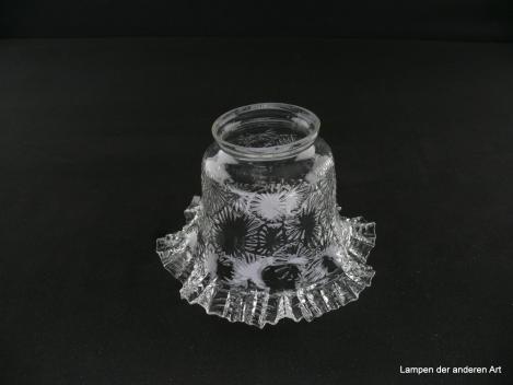 Jugendstil Lampenschirm gebraucht, Blütenform Klarglas, zylindrischer Teil mit strahlenförmigen Blüten in verschiedenen Größen verziert, D: 13cm, H: 10cm, Griffrand 6cm