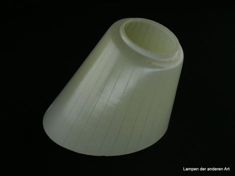 2-er Set Art Deco Lampenschirm, Schutenglas, gebraucht, runder Glaszylinder hellgelb mit durchsichtigen Streifen, im oberen Drittel abgeschrägt, Nostalgie Ersatzglas, schräg gemessen D: ca.12cm, lange Seite ca.14,5cm, kurze Seite ca.9cm, einzeln