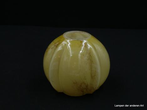 Jugendstil Lampenschirm gebraucht, gelb-braun marmorierter Glaskörper, kugelförmig, Wandung  vierfach senkrecht in Form einer Wulst nach außen gewölbt, antikes Ersatzglas für alte Lampen D: 13cm, H: 11cm, ohne Glashalterand, Loch 45mm
