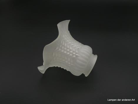 Jugendstil Lampenschirm gebraucht, Glas satiniert, umlaufend senkrechtes Relief aus Stäbchen im gewölbten Oberteil und  Girlanden aus Noppen und gespreizten Herzen im konischen Teil, Rand 6fach gewellt mit reliefierten Strichen,  D: 13cm, H: 11cm liegend