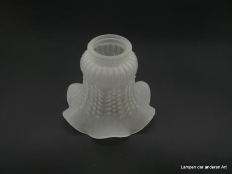 Jugendstil Lampenschirm gebraucht, Glas satiniert, umlaufend senkrechtes Relief aus Stäbchen im gewölbten Oberteil und  Girlanden aus Noppenmuster und gespreizten Herzen im konischen Teil, Rand 6fach gewellt mit reliefierten Strichen,  D: 13cm, H: 11cm