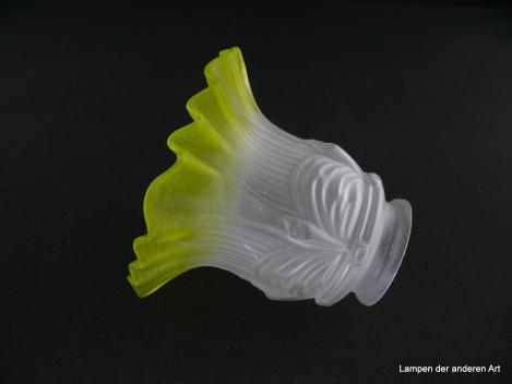 Jugendstil Lampenschirm gebraucht, grau satiniertes zylindrisches Glas, reliefierte Wandung inspiriert von drapierten Stoffbahnen, grün abgesetzter in Falten gelegter Zierrand, Nostalgie Ersatzschirm D: ca.13cm, H: ca.12cm, Glashalter 6cm, seitlich