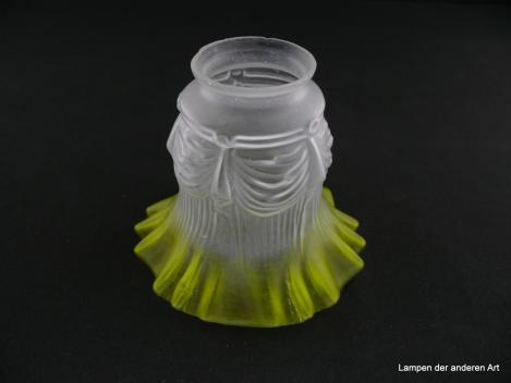 Jugendstil Lampenschirm gebraucht, grau satiniertes zylindrisches Glas, reliefierte Wandung inspiriert von drapierten Stoffbahnen, grün abgesetzter in Falten gelegter Zierrand, Nostalgie Ersatzschirm D: ca.13cm, H: ca.12cm, Glashalter Griffrand 6cm