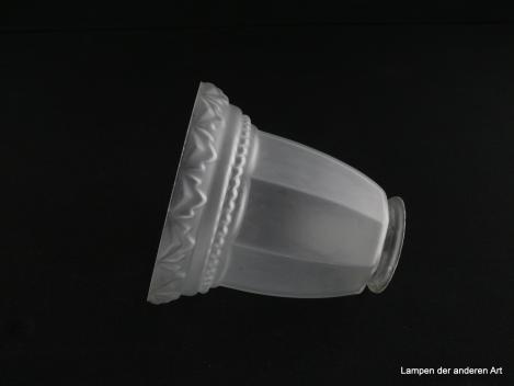 Jugendstil Lampenschirm gebraucht, Glas grau satiniert, gerader Zylinder mit kantiger Wandung, unterer Abschlussrand zweifach wulstig abgeschnürt, in erster Reihe mit Perlstabrelief und anschließend mit gleichmäßig angeordneten Dreieckformen, liegend
