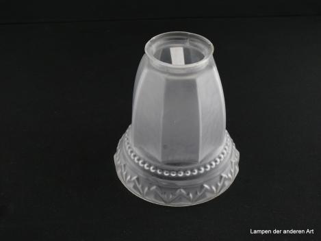 Jugendstil Lampenschirm gebraucht, Glas grau satiniert, gerader Zylinder mit kantiger Wandung, unterer Abschlussrand zweifach wulstig abgeschnürt, in erster Reihe mit Perlstabrelief und anschließend mit gleichmäßig angeordneten Dreieckformen, Griff 6cm