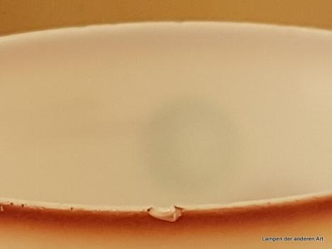 Art Deco Lampenschirm gebraucht, Glas opal weiß mit Spritzdekor in rotbraun und blaugrün und rot-brauner Wandung am Schirmhals und Schirmabschluss, Ersatzglas D: 13cm, H: 15cm, Griffrand 6cm, ein kleiner Chip am Rand
