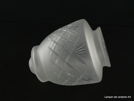3-er Set Jugendstil Lampenschirm gebraucht grausatiniert, gestuft ausgearbeitete untere Wandungszone, geschliffenes Strahlendekor auf dem abgerundeten Dorn, unterhalb der Schulter mit Kerbschliff aufgebrachte geometrische Formen, Griffrand 8cm, liegend