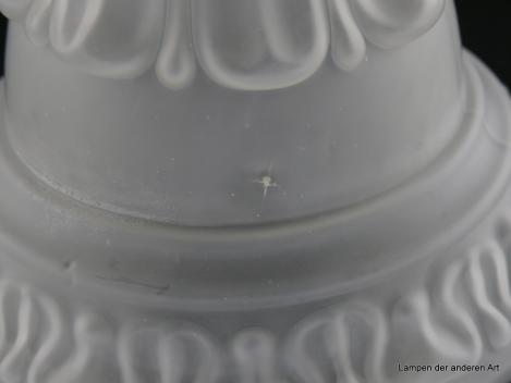 Jugendstil Lampenschirm gebraucht, Glas satiniert grau, verjüngt sich in zwei Stufen, final mit abgeflachtem Dorn, in der Spitze und an der Schulter reliefiert verziert, Ersatzglas D: ca.16cm, H: ca.18cm, Griff 8cm, herstellungsbedingte Glaseinschlüsse
