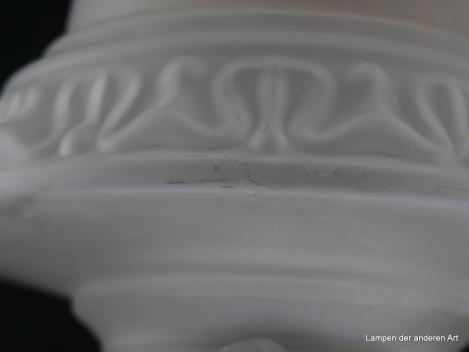 Jugendstil Lampenschirm gebraucht, Glas satiniert grau, verjüngt sich in zwei Stufen, final mit abgeflachtem Dorn, in der Spitze und an der Schulter reliefiert verziert, Nostalgie Ersatzglas D: ca.16cm, H: ca.18cm, Glashalter Griffrand 8cm, Detail Kratzer