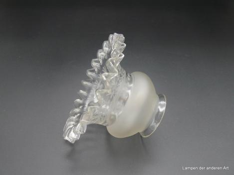 Jugendstil Lampenschirm gebraucht, Formenspiel, bauchiger Teil satiniert, anschließend konischer Teil abstraktes Kerbmuster übergehend in den nach außen gezogenen in kurzen Abständen gekniffenen Rand, D: 13cm, H: 9cm, Griffrand 6cm liegend
