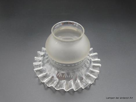 Jugendstil Lampenschirm gebraucht, Formenspiel, bauchiger Teil satiniert, anschließend konischer Teil abstraktes Kerbmuster übergehend in den nach außen gezogenen in kurzen Abständen gekniffenen Rand, D: 13cm, H: 9cm, Griffrand 6cm