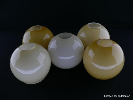 Jugendstil Lampenschirm gebraucht, Glas, elfenbein/gelblich/beige glänzende Kugel, glatte Wandung, 5 ähnliche vorhanden, Nostalgie Ersatzschirm D: 13cm, H: 11,5cm, ohne Glashalterand Loch 45mm, 5 ähnlich farbige Gläser