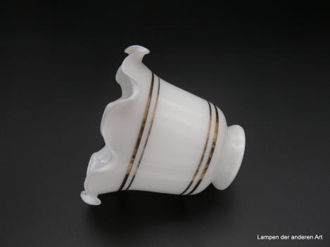 Jugendstil Lampenschirm gebraucht, Glas opal, schwach konisch geweitet, am Rand gewellt auslaufend, im oberen und unteren Drittel je zwei goldfarbene Ringlinien in zwei unterschiedlichen Strichstärken, Ersatzglas H:11cm, D: 13cm, Griffrand: 6cm liegend