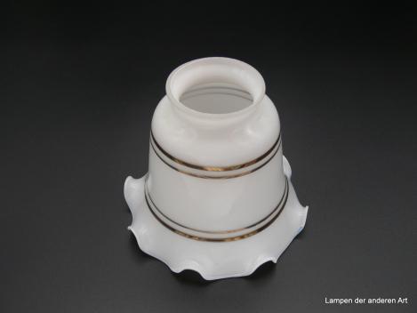 Jugendstil Lampenschirm gebraucht, Glas opal weiß, schwach konisch geweitet, am Rand gewellt auslaufend, im oberen und unteren Drittel je zwei goldfarbene Ringlinien in zwei unterschiedlichen Strichstärken, Ersatzglas H:11cm, D: 13cm, Griffrand: 6cm
