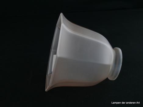 Jugendstil Lampenschirm gebraucht, schlichte Blüte in rosé, Glas satiniert, gekantete Wandung, zum Rand leicht nach außen gezogen, Nostalgie Ersatzglas D: ca.13cm, H: ca.11cm, Glashalter Griffrand 6cm, liegend
