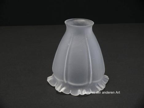 antiker Jugendstil Lampenschirm, satinierter Grund, schlichte Blütenform, diagonal gerillte Oberfläche, kurzer ausgestellter Rand, Nostalgie Ersatzglas, D: ca.13cm, H: ca.13cm, Glashalter Griffrand 6cm