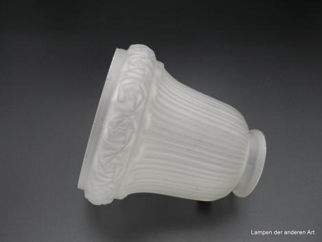 Jugendstil Lampenschirm gebraucht, Glas satiniert, reliefierte Bordüre aus Schleudersternen, die sich entlang des wulstigen Randes zieht, fast zylindrischer oberer Schirmteil gerillt, in Noppen auslaufend, Ersatzglas D:13cm, H:13cm, Griffrand 6cm liegend