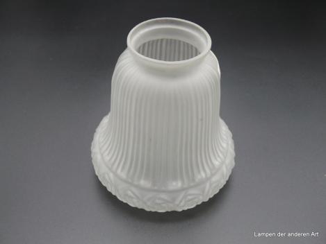Jugendstil Lampenschirm gebraucht, Glas satiniert grau, reliefierte Bordüre aus Schleudersternen, die sich entlang des wulstigen Randes zieht, fast zylindrischer oberer Schirmteil gerillt, in Noppen auslaufend, Ersatzglas D: 13cm, H: 13cm, Griffrand 6cm