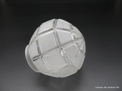 Art Deco Lampenschirm gebraucht, Prismen Glaskugel, Flächen satiniert, Ersatzschirm D: 13cm H: 14cm , Griffrand 8cm liegend