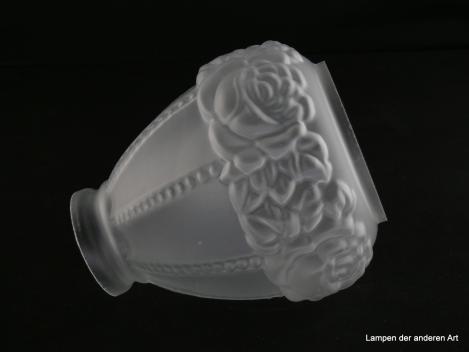 Jugendstil Lampenschirm gebraucht, Glas satiniert, zylindrisch, zum Rand hin geweitete Wandung, durch Perlstäbe unterteilt, auffälliges Rosenreliefdekor als Abschluss am Schirmrand, Nostalgie Ersatzglas D: ca.13cm, H: ca.14cm, Glashalterand 6cm, liegend