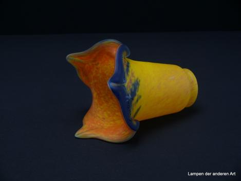 Jugendstil Lampenschirm gebraucht, signiert "Art de france", der Form einer Lilienblüte nachempfunden, mehrfarbiges Glas pate de verre, schmaler Schaft in gelb-orange Tönen, aufgezogener gekerbter Rand in blau, Nostalgie Ersatzschirm, seitlich