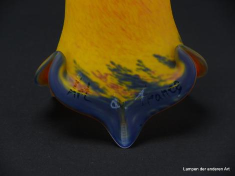 Jugendstil Lampenschirm gebraucht, signiert "Art de france", der Form einer Lilienblüte nachempfunden, mehrfarbiges Glas pate de verre, schmaler Schaft in gelb-orange Tönen, aufgezogener gekerbter Rand in blau, Nostalgieschirm, Detail Signatur