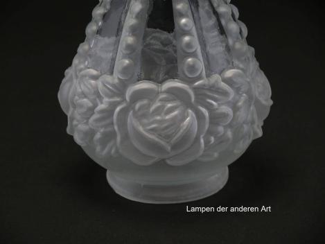 5-er Set Jugendstil Lampenschirm gebraucht, Glas teils klar, teils satiniert, plastisches Rosendekor umlaufend unterhalb des Schirmhalses, gekantete spitz zulaufende Wandung, Kanten mit Perlstabdekor, Nostalgie Ersatzglas, Glashalter Ø 8cm, Detail Rosen