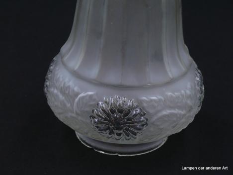 Jugendstil Lampenschirm gebraucht, Säule mit gekanteter Wandung final mit reliefierter Wulst, umlaufend verziert mit Blumen in klarem Glas und satinierten Blättern,  Nostalgieglas D: 13cm, H: 17cm, Glashalterand Griffrand 8cm, Detail Blume