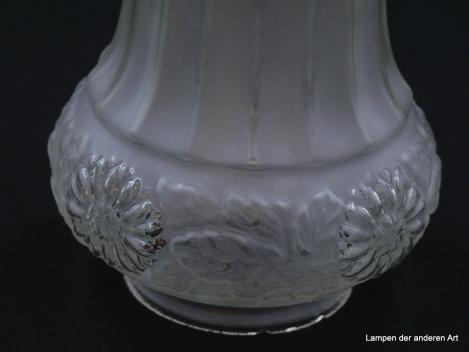 Jugendstil Lampenschirm gebraucht, Säule mit gekanteter Wandung final mit reliefierter Wulst, umlaufend verziert mit Blumen in klarem Glas und satinierten Blättern,  Nostalgieglas D: 13cm, H: 17cm, Glashalterand Griffrand 8cm, Detail Blätter