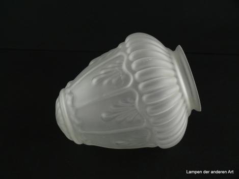 3-er Set Jugendstil Lampenschirm gebraucht grau satiniert, reliefverzierte Wandung, von der Schulter abwärts verjüngt, halbkugelförmig auslaufend, Ersatzschirm für alte Lampen, D: ca.13cm, H: ca.15cm, Glashalter Griffrand 8cm, liegend