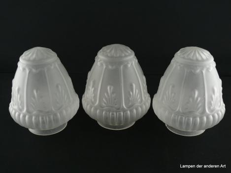 3-er Set Jugendstil Lampenschirm gebraucht grau satiniert, reliefverzierte Wandung, von der Schulter abwärts verjüngt, halbkugelförmig auslaufend, Ersatzschirm für alte Lampen, D: ca.13cm, H: ca.15cm, Glashalter Griffrand 8cm