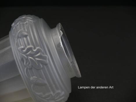 Jugendstil Lampenschirm gebraucht, antikes Zapfenglas stumpf satiniert, spitz zulaufende Wandung vertikal gekantet, eingeschnürter wulstiger Rand verziert mit reliefiertem Laub und Früchten der Eiche, Griffrand Ø 8cm, Detail Griffrand beschädigt