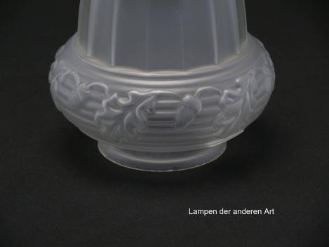 Jugendstil Lampenschirm gebraucht, antikes Zapfenglas stumpf satiniert, spitz zulaufende Wandung vertikal gekantet, eingeschnürter wulstiger Rand verziert mit reliefiertem Laub und Früchten der Eiche, Nostalgie Ersatzglas,  Griffrand Ø 8cm, Detail Dekor