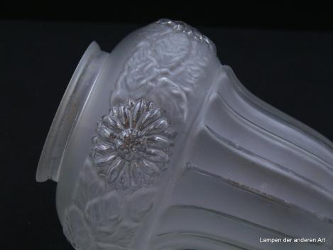 Jugendstil Lampenschirm gebraucht, säulenförmiger satinierter Glaskörper mit Kanten in Klarglas, im Kapitell umlaufendes Relief aus Blumen in klarem Glas und satiniertem Blattwerk,  Nostalgieglas D: 13cm, H: 17cm, Glashalterand 8cm, Detail Kapitell