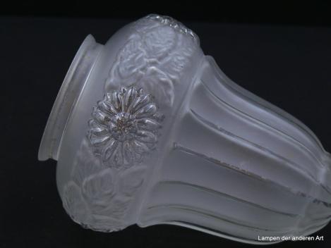 Jugendstil Lampenschirm gebraucht, säulenförmiger satinierter Glaskörper mit Kanten in Klarglas, im Kapitell umlaufendes Relief aus Blumen in klarem Glas und satiniertem Blattwerk,  Nostalgieglas D: 13cm, H: 17cm, Griffrand 8cm, Detail klare Kanten