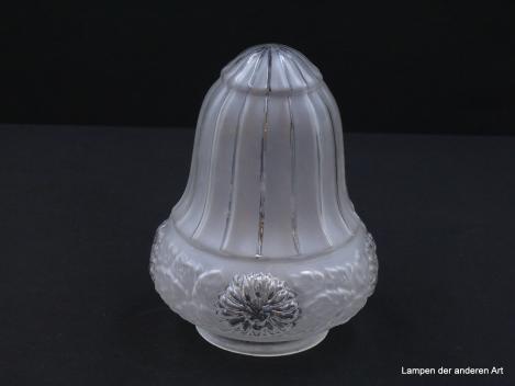 Jugendstil Lampenschirm gebraucht, säulenförmiger satinierter Glaskörper mit Kanten in Klarglas, im Kapitell umlaufendes Relief aus Blumen in klarem Glas und satiniertem Blattwerk,  Nostalgieglas D: 13cm, H: 17cm, Glashalterand Griffrand 8cm