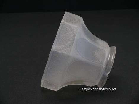 Jugendstil Lampenschirm gebraucht, Glas satiniert, mit Ätzmotiven, gekantete Wandung, achteckig auslaufend, Nostalgieglas, antiker Ersatzschirm, D:  ca. 14,5cm, H: ca.10cm, Glashalter Griffrand 8cm, seitlich