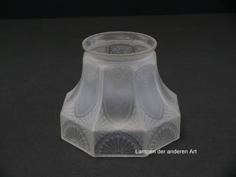 Jugendstil Lampenschirm gebraucht, Glas satiniert, mit Ätzmotiven, gekantete Wandung, achteckig auslaufend, Nostalgieglas, antiker Ersatzschirm, D:  ca. 14,5cm, H: ca.10cm, Glashalter Griffrand 8cm