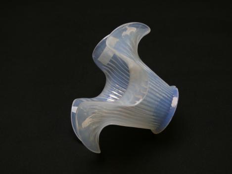 Jugendstil Lampenschirm gebraucht, Glas milchig, senkrecht gerillte Oberfläche zum Rand auslaufend, untere Wandungszone gewellt, Ersatzschirm D: 14cm, H: 9cm, Griffrand Glashalter 6cm, an der unteren Kante zwei Chips siehe Foto, liegend