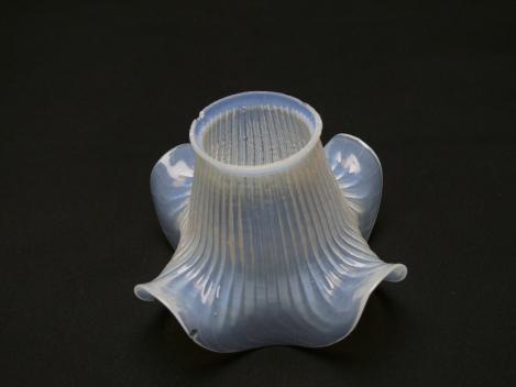 Jugendstil Lampenschirm gebraucht, Glas milchig, senkrecht gerillte Oberfläche zum Rand auslaufend, untere Wandungszone gewellt, Ersatzschirm D: 14cm, H: 9cm, Griffrand Glashalter 6cm, an der unteren Kante zwei Chips siehe Foto