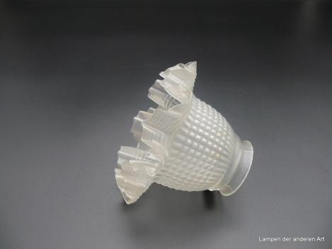 Jugendstil Lampenschirm gebraucht, Blütenform satiniert grau, genoppte Glasoberfläche im Mittelteil, regelmäßig im Rand gezackt auslaufend, Nostalgie Ersatzglas D: 14cm, H: 10cm, Griffrand 6cm liegend