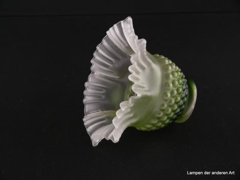 Jugendstil Lampenschirm gebraucht, Glas satiniert, farbig zweigeteilte Wandung grün und grau, Halbkugel genoppt, stilisierte Blüte, Nostalgie Ersatzglas, D: ca. 14cm, H: ca.10cm, Glashalter Griffrand 6cm, liegend