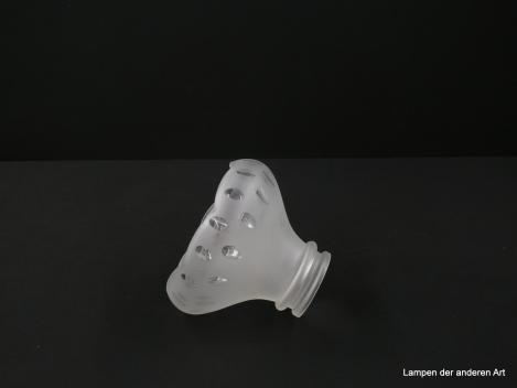 Jugendstil Lampenschirm gebraucht, Glas grau satiniert, anschwellender Körper, unterer Teil mit spitzovalen klaren geschliffenen Einkerbungen in zwei versetzten Reihen, eingezogener leicht gewellter Rand, Ersatzglas D: 14cm H: 11cm Griffrand 6cm liegend