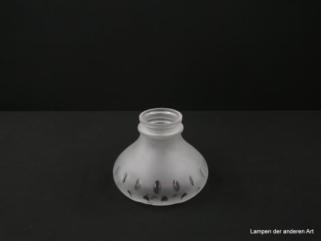 Jugendstil Lampenschirm gebraucht, Glas grau satiniert, anschwellender Körper, im unteren Teil mit spitzovalen klaren geschliffenen Einkerbungen in zwei versetzten Reihen, eingezogener leicht gewellter Rand, Ersatzschirm D: 14cm H: 11cm Griffrand 6cm