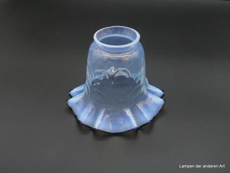 Jugendstil Lampenschirm gebraucht, schlanke Blütenform, milchig mit dunkelblauem Glasfadenrand D: 14cm H: 11cm, Griff-Rand 6cm