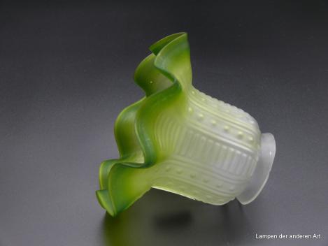 Jugendstil Lampenschirm gebraucht, satiniert grau, reliefierte Glaswandung zylindrisch mit grünem ausgestelltem gewelltem Rand, Ersatzglas für alte Lampen D: 14cm, H: 11cm, Griffrand 6cm liegend