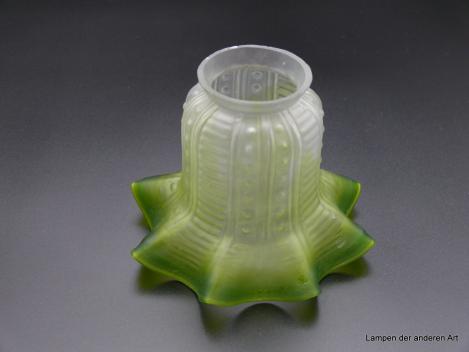 Jugendstil Lampenschirm gebraucht, satiniert grau, reliefierte Glaswandung zylindrisch mit grünem ausgestelltem gewelltem Rand, Ersatzglas für alte Lampen D: 14cm, H: 11cm, Griffrand 6cm