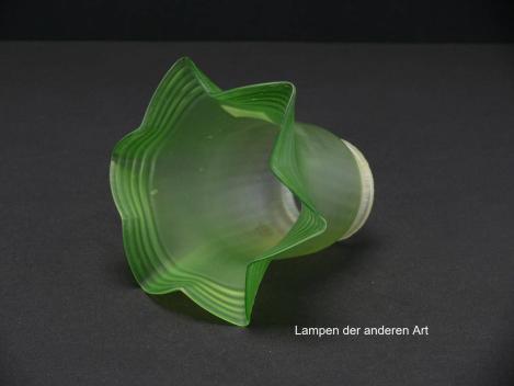 Preview: Jugendstil Lampenschirm gebraucht, antik, Glas grün satiniert, gerader schlanker Zylinder, gerillter gekanteter Rand, Nostalgie Ersatzglas D: ca.14cm, H: ca.12cm, Glashalter Griffrand 6cm, seitlich