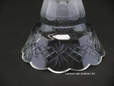 Preview: Jugendstil Lampenschirm gebraucht, antikes Glas im oberen Teil eisglasartig, ovale Schliffornamente, im unteren Teil klar, mittig geschnürt, ausgestellte Wandung mit verbundenem Keilschliff, Nostalgieglas, Detail Keilschliff
