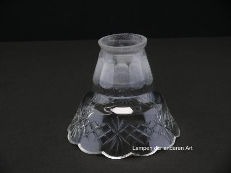 Jugendstil Lampenschirm gebraucht, antikes Glas im oberen Teil eisglasartig, ovale Schliffornamente, im unteren Teil klar, mittig geschnürt, ausgestellte Wandung mit verbundenem Keilschliff, Nostalgieglas, Glashalter 6cm